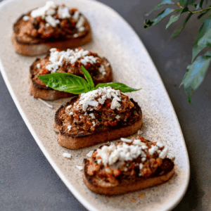 “BRUSCHETTE RUSTICA” ME PERIME E DJATHË DHIE (4 Copë)