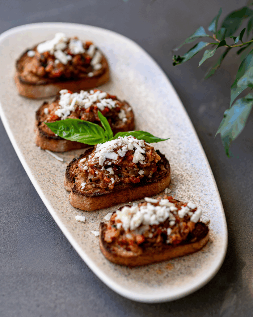 “BRUSCHETTE RUSTICA” ME PERIME E DJATHË DHIE (4 Copë)