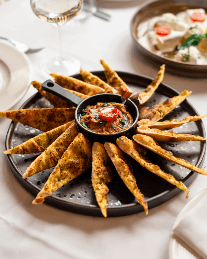 “HUMUS ARTIZANAL” ME QIQRA, DOMATE TË THATA E KËRCE  PITEJE TË PJEKUR NË TULLË