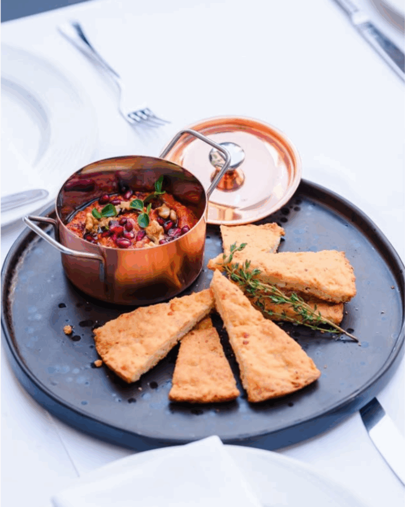 “MUHAMMARA” ME KULAÇ “si në shtëpi”