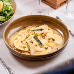 “RAVIOLI ARTIGIANALI AL BURRO, SALVIA E PISTACCHI”