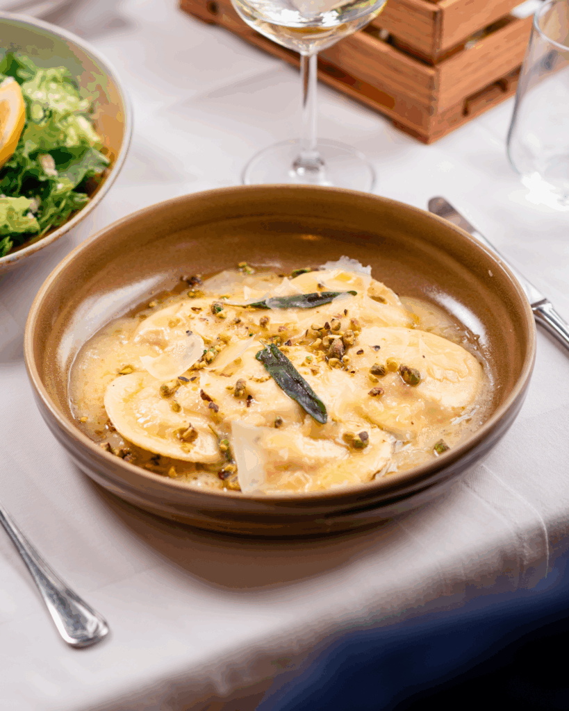 “RAVIOLI ARTIGIANALI AL BURRO, SALVIA E PISTACCHI”
