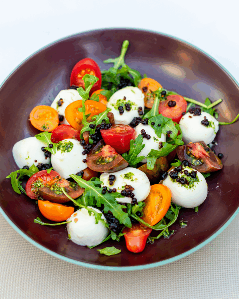 SALLATË ME RUKOLA, POMODORINI & “MOZZARELLA”