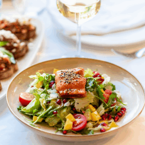 SALLATË ME SALMON, RUKOLA DHE AVOKADO