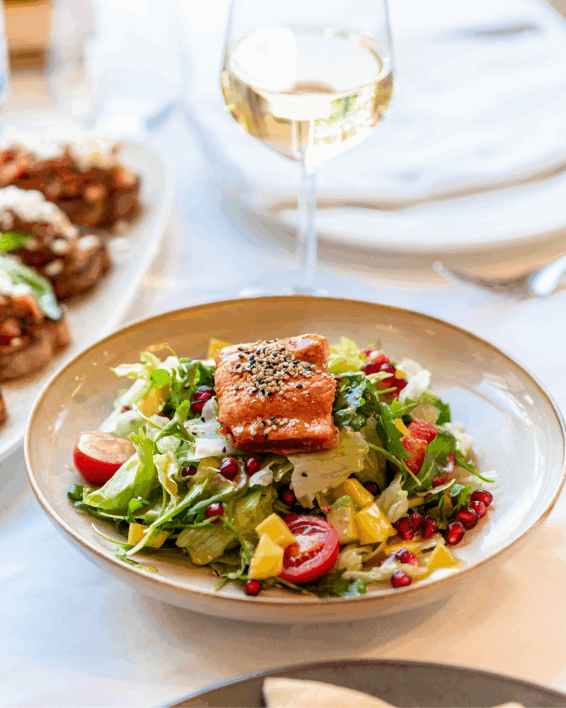 SALLATË ME SALMON, RUKOLA DHE AVOKADO