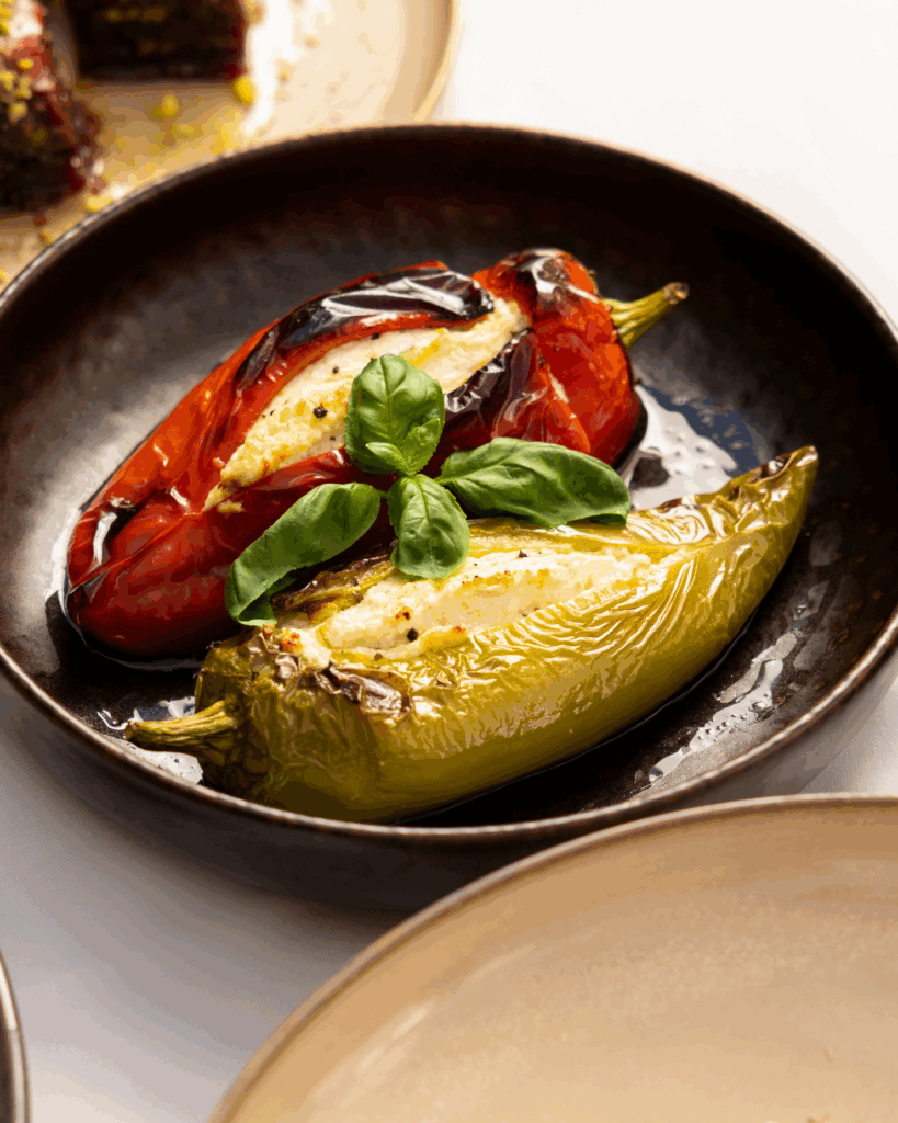 SPECA TË FURRËS MBUSHUR ME GJIZË, DJATHË E ERËZA