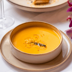 SUPË ME KAROTË, XHINXHER DHE MOLLË JESHILE