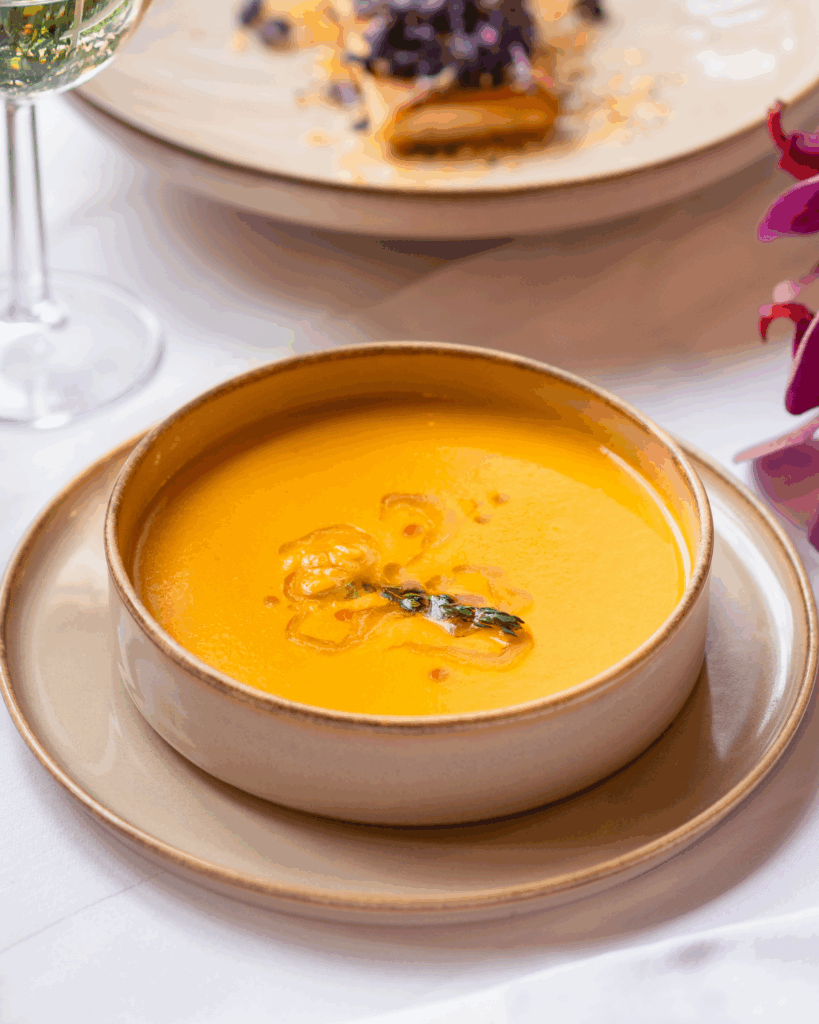 SUPË ME KAROTË, XHINXHER DHE MOLLË JESHILE